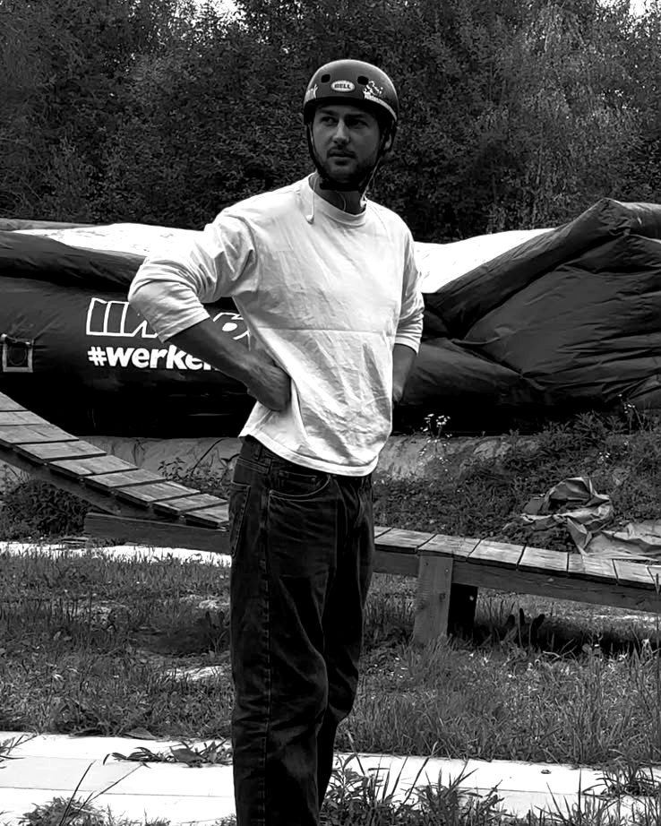 Niklas Zimmermann am Dirt-Spot vor Holzrampe und Airbag